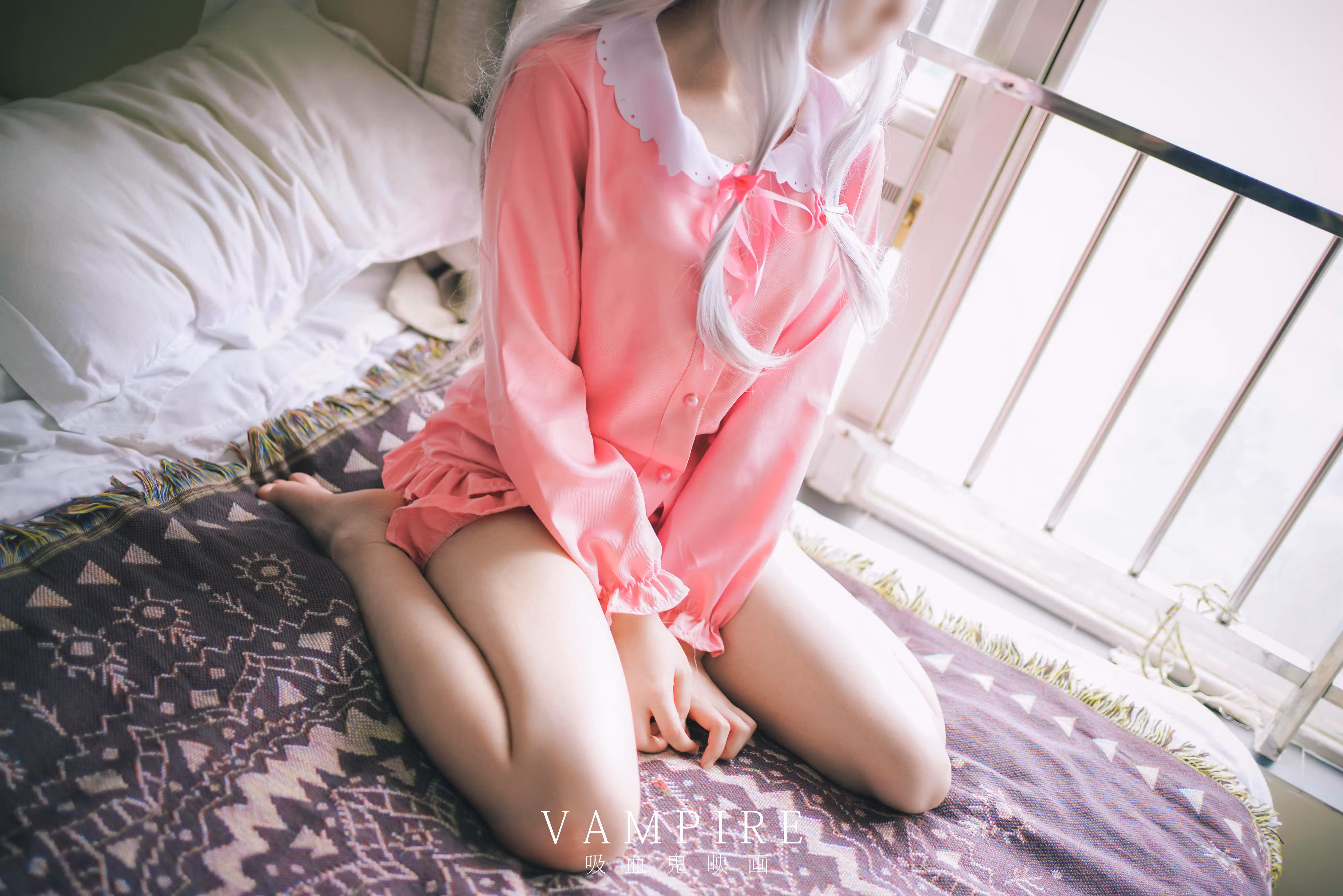 动漫萝莉服装展现甜美可爱少女与腹部肌肤线条